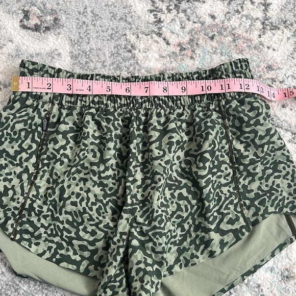 Athleta Printed Hustle 3” Shorts - Picture 8 of 9